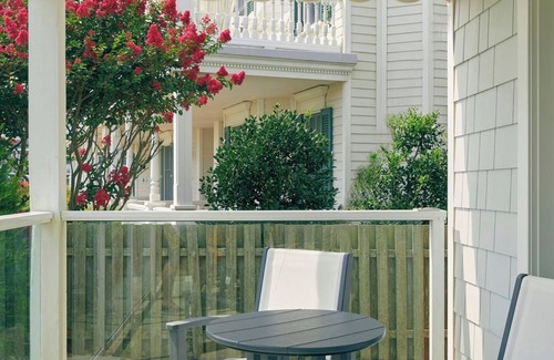 Cape May Hotel | Chill by the Coast – Beach Tents, Poolside Fun & Local Attractions Nearby