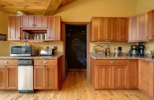 Sautee Nacoochee Ski Chalet | Chimney Mountain Chalet - Spacious Pet Friendly Chalet for the Whole Family