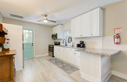 North Charleston Cottage | ✰CHS Cheery Cottage~15 min to Downtown Charleston✰