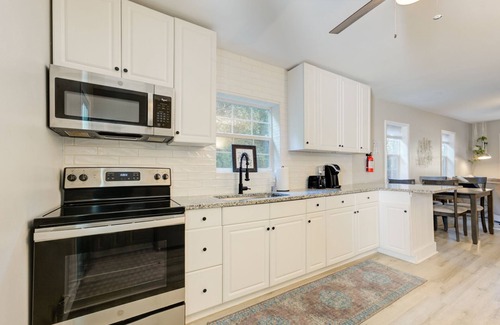 North Charleston Cottage | ✰CHS Cheery Cottage~15 min to Downtown Charleston✰