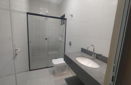 Sorriso House | Churrasqueira e Casa privativa, Acesse os 2 quartos com 2 ar e banheiros se reservar 4 ou mais hóspedes, até 6 camas e tem pátio, roupa de cama, portão eletrônico e Desconta duração! Entrada padrão 15h adiante, inclusive à noite - Projeto Suíte Sorriso