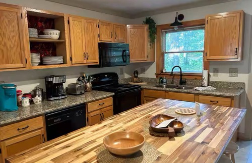 Maggie Valley House | Cierra Falls Lodge-Creekside Retreat w/Views! Pet Friendly and Easy Access