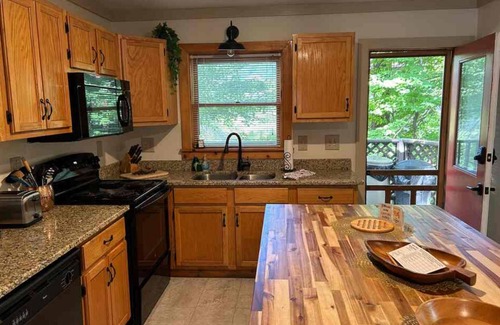 Maggie Valley House | Cierra Falls Lodge-Creekside Retreat w/Views! Pet Friendly and Easy Access