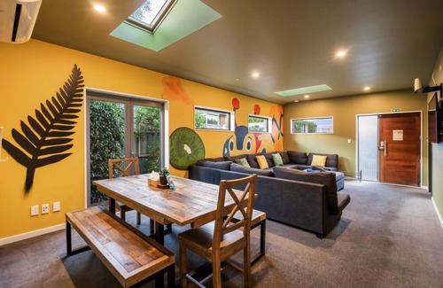 Linwood House | Cinema-Central-6B ensuites-GamesRoom-Free Parking
