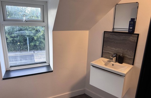 Old Trafford Apartment | City Apartment Sleeps 5 With Parking