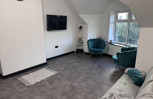 Old Trafford Apartment | City Apartment Sleeps 5 With Parking