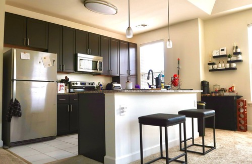 Huntington Apartment | City Center Luxe Apt PS5 Fast Streaming metro access more