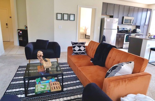 Huntington Apartment | City Center Luxe Apt PS5 Fast Streaming metro access more