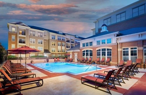 Huntington Apartment | City Center Luxe Apt PS5 Fast Streaming metro access more