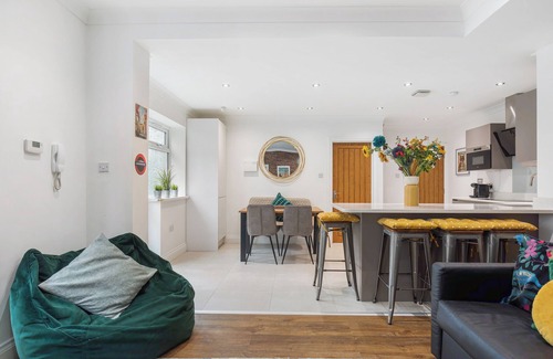 High Wycombe Apartment | City Centre Maison - Highly sought after.