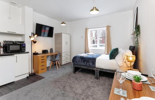 Middlesbrough Apartment | City Centre Studio 1 with Kitchenette, Free Wifi and Smart TV with Netflix by Yoko Property