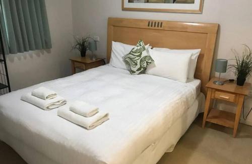 Perth Central Business District Apartment | City & lakeside with free parking, pool and 10 mins walk into the City