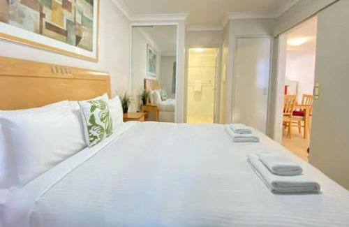 Perth Central Business District Apartment | City & lakeside with free parking, pool and 10 mins walk into the City