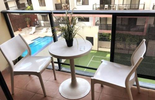 Perth Central Business District Apartment | City & lakeside with free parking, pool and 10 mins walk into the City