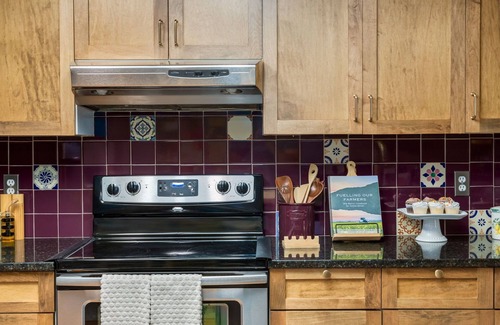Sunnyside Apartment | City Nest Steps to Kensington, Bow River DT
