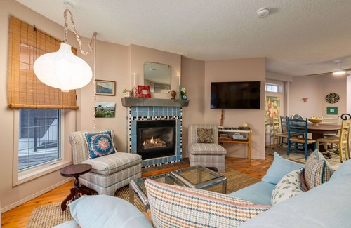 Sunnyside Apartment | City Nest Steps to Kensington, Bow River DT