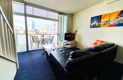 Spring Hill Apartment | City Penthouse Views Wine Pool Gym Netflix