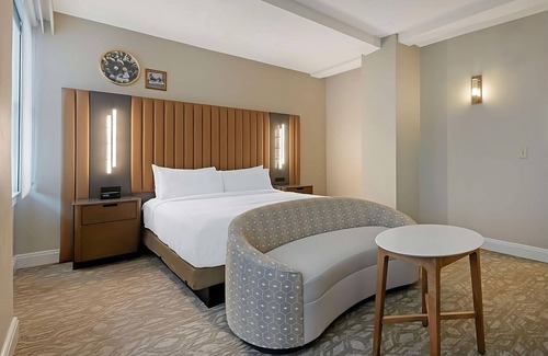 Downtown Tampa Hotel | City Retreat: Discover Downtown Tampa's Best-Kept Secret! 2 Rooms