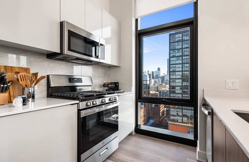 West Loop Apartment | City Views + Walk to Dining, Ideal for All