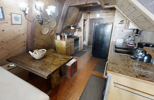 Red River Cabin | CJ A-Frame 5 - Pet Friendly - In Town - Ski In/Ski Out - Free WiFi - Cable - Gas