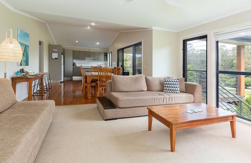 Elizabeth Beach House | Clarabelle Cottage light and bright open plan living overlooking beautiful bushland setting