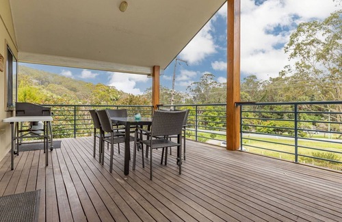 Elizabeth Beach House | Clarabelle Cottage light and bright open plan living overlooking beautiful bushland setting