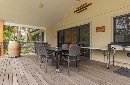 Elizabeth Beach House | Clarabelle Cottage light and bright open plan living overlooking beautiful bushland setting