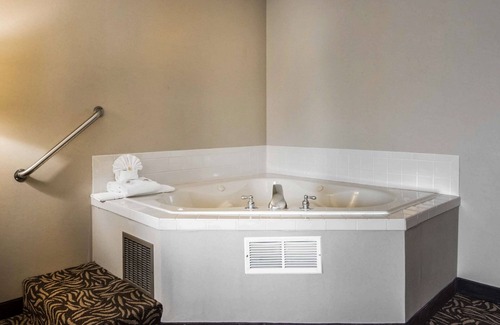 Cortland Hotel | Clarion Inn & Suites Cortland - University Area