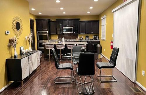 Glenarden House | Classic 6Bed,3.5Bath at the heart of Lanham next door to DC. Maryland