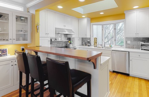 Amazon House | Classic, Dog-Friendly Home w/Free WiFi, a Washer/Dryer, & Enclosed Backyard