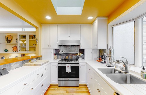 Amazon House | Classic, Dog-Friendly Home w/Free WiFi, a Washer/Dryer, & Enclosed Backyard