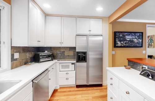 Amazon House | Classic, Dog-Friendly Home w/Free WiFi, a Washer/Dryer, & Enclosed Backyard