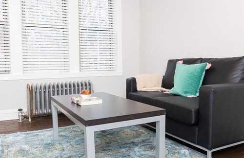 Kenwood Apartment | Classic HP 1BR with Fast Transit to UChicago & DT by Zen Rentals