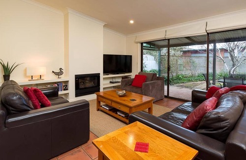 Albury House | Classic on George- clean, comfortable and pet friendly! - Classic heritage home with four bedrooms