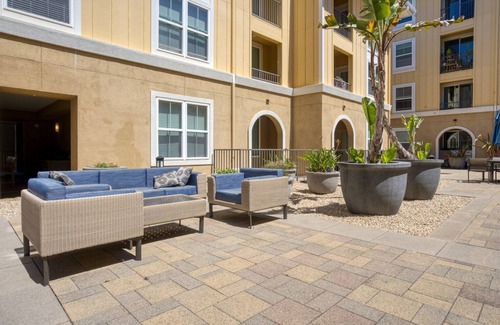 San Bruno Apartment | Classic San Bruno 2BR w/Pool, W/D, Gym, walk to YouTube, by Blueground