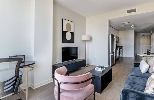 Downtown San Jose Apartment | Classic San Jose 1BR w/Gym, Pool & W/D, nr San Pedro Sq, by Blueground