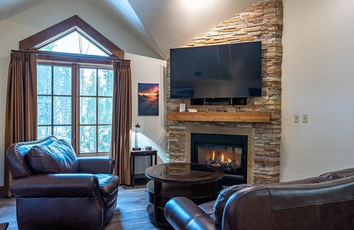 Tamarack Condo | Classic Studio in Osprey Meadows with Fireplace
