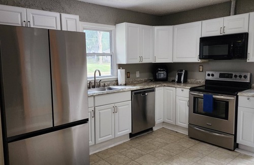 Overland Park House | CLEAN AND COZY HOME JUST MINUTES FROM DOWNTOWN OVERLAND PARK
