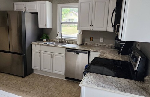 Overland Park House | CLEAN AND COZY HOME JUST MINUTES FROM DOWNTOWN OVERLAND PARK