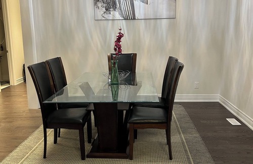 Whitby House | Clean and Spacious 4-bdrm Family home in Whitby!