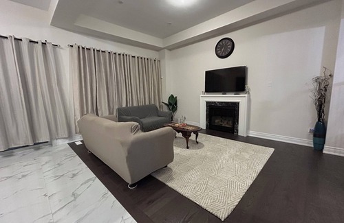 Whitby House | Clean and Spacious 4-bdrm Family home in Whitby!