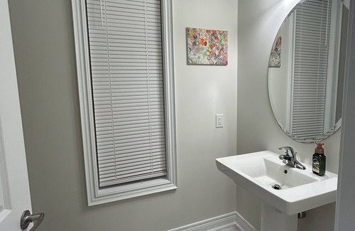 Whitby House | Clean and Spacious 4-bdrm Family home in Whitby!