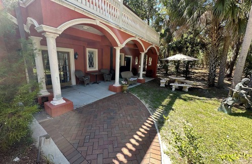 Homosassa Villa | Clean&Comfy Poolside veranda, Premium cable, River access & boat slip available