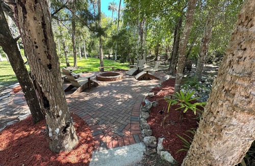 Homosassa Villa | Clean&Comfy Poolside veranda, Premium cable, River access & boat slip available