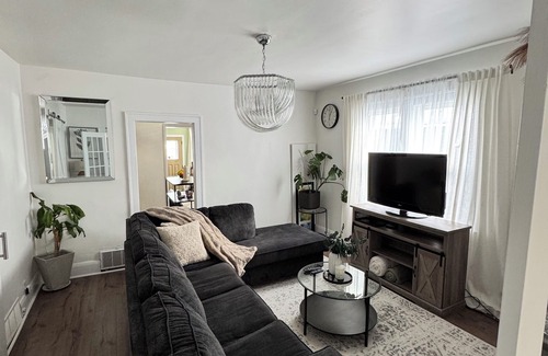 Walkerville Apartment | Clean Cozy Room for Females/Couples