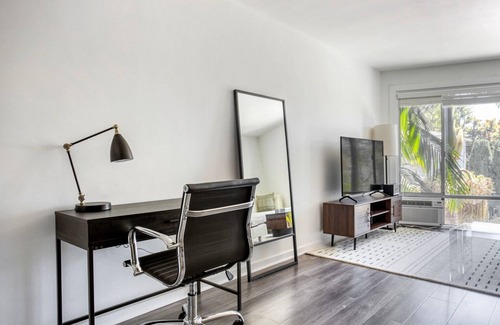 Miracle Mile Apartment | Clean Mid-Wilshire 1BR w/Pool, near Restaurants & Shops, by Blueground