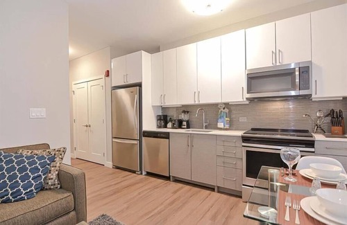 Central-Maverick Square - Paris Street House | Clean + Modern Studio | Full Kitchen | Travel Nurse Friendly | by GLS