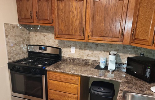 Toledo House | "CLEAN" Newly Remodeled Cozy Get Away