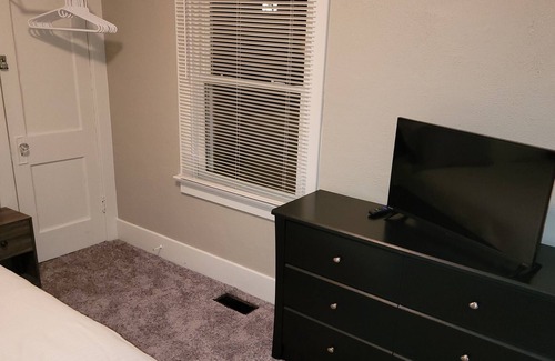 Toledo House | "CLEAN" Newly Remodeled Cozy Get Away