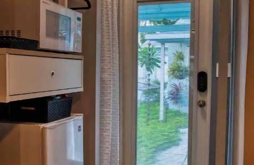 Wilton Manors Apartment | Clean, tropical, private room, bath, and patio in the heart of Wilton Manors.